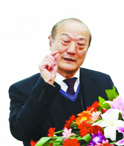 厉无畏在2013南京文化产业发展高层论坛上开讲。