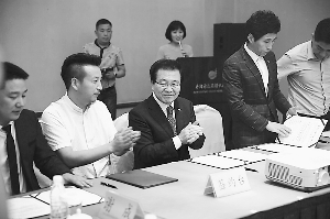 图为优德董事长牛留栓左二与韩国金堤市市长李建植左三签署合作协议现场。