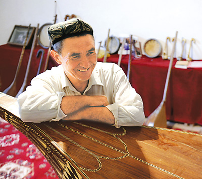 国家级维吾尔族乐器制作技艺代表性传承人热合曼·阿布都拉。