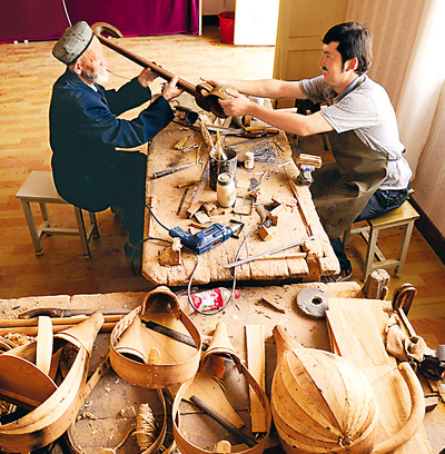 两位手工艺人在制作乐器。